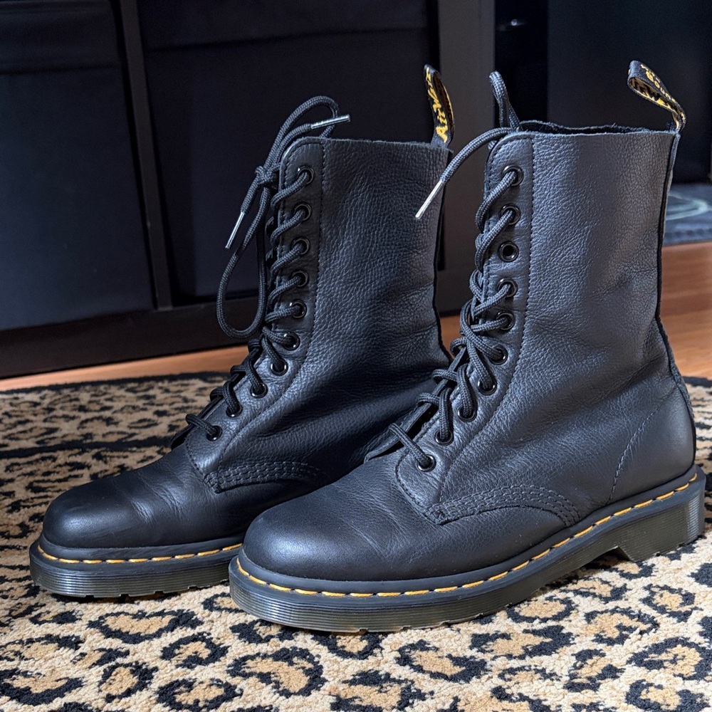 Dr Martens 1490 soft Virginia leather 10 eyelet boot size US 8